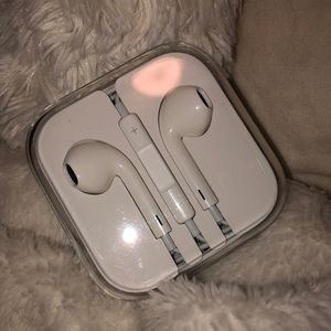 apple earbuds